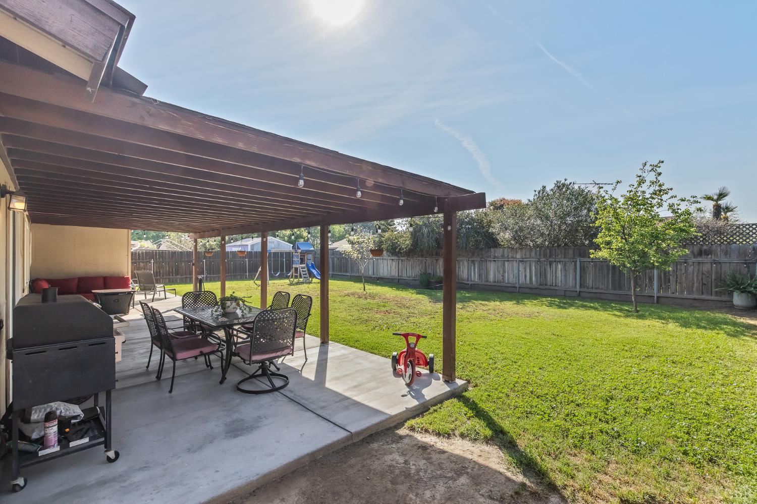 1363 Stanford Pl, Hanford, CA 93230