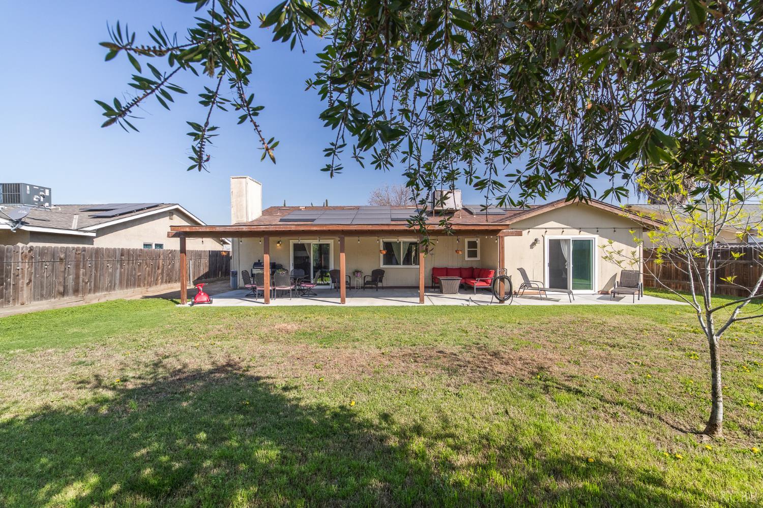 1363 Stanford Pl, Hanford, CA 93230