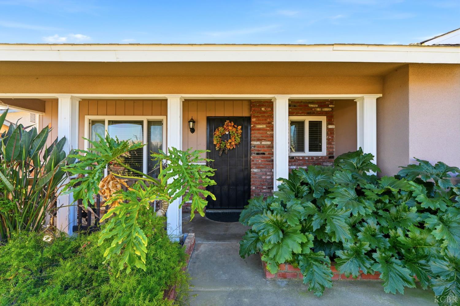 975 Salem Dr, Hanford, CA 93230