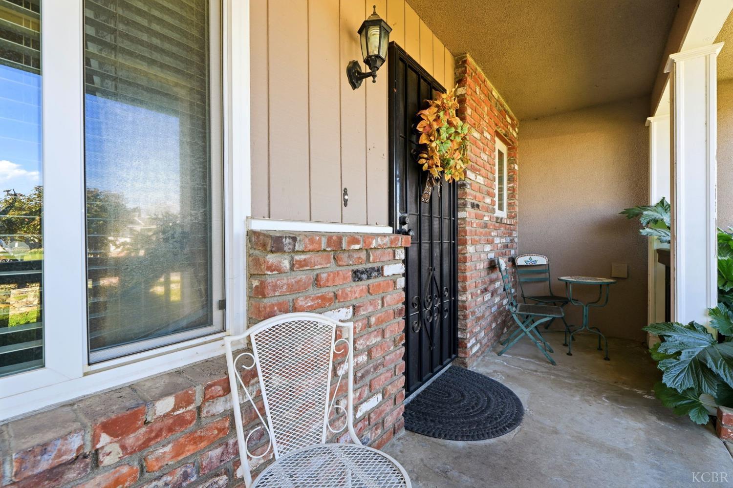 975 Salem Dr, Hanford, CA 93230