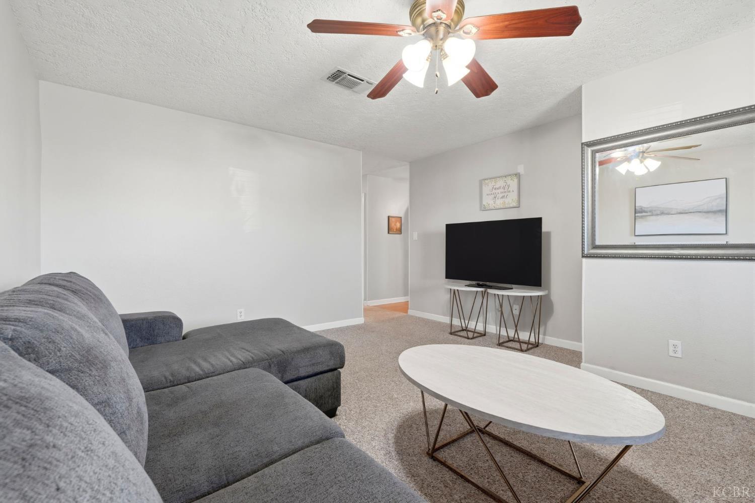 975 Salem Dr, Hanford, CA 93230