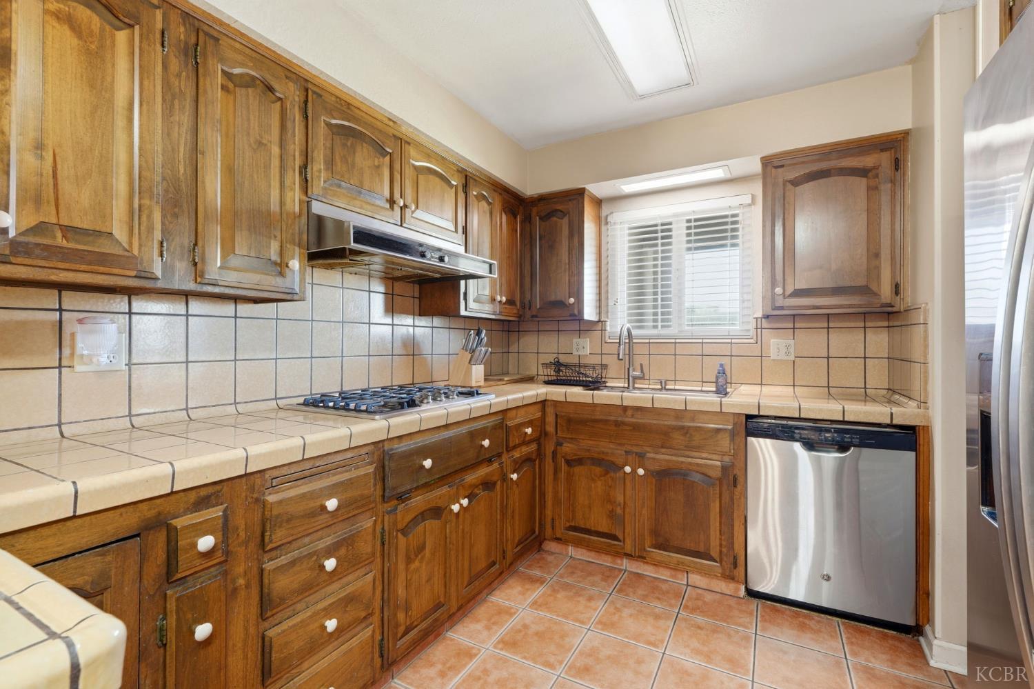 975 Salem Dr, Hanford, CA 93230