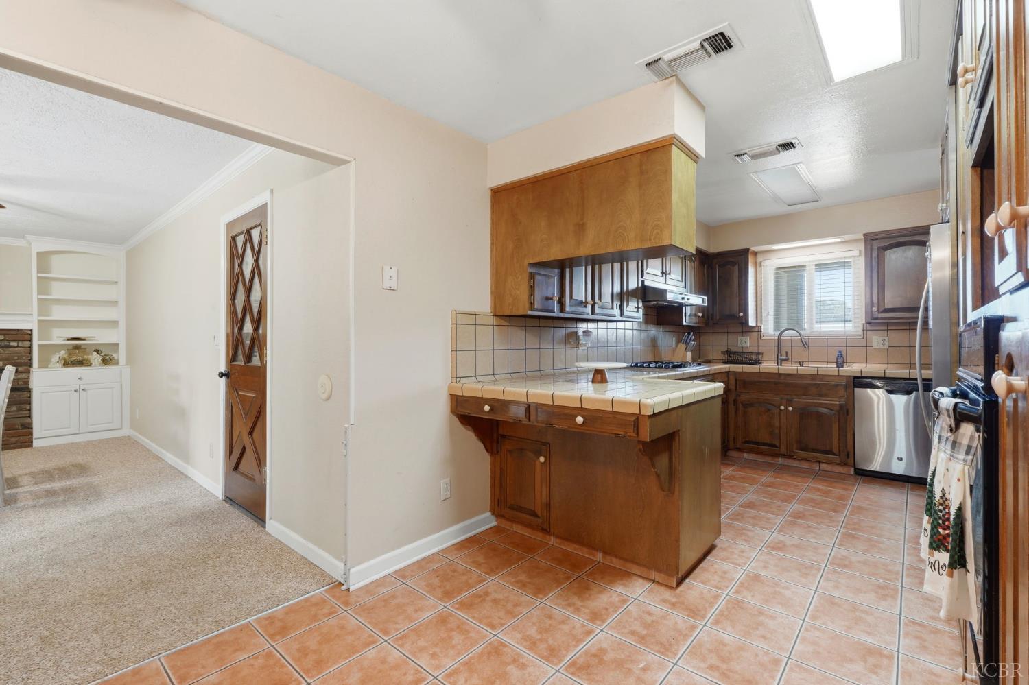 975 Salem Dr, Hanford, CA 93230