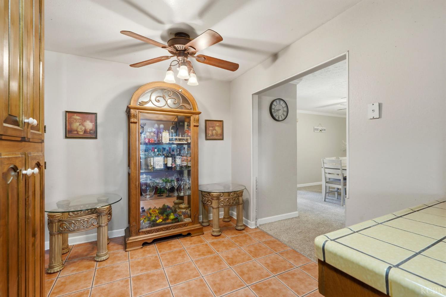 975 Salem Dr, Hanford, CA 93230