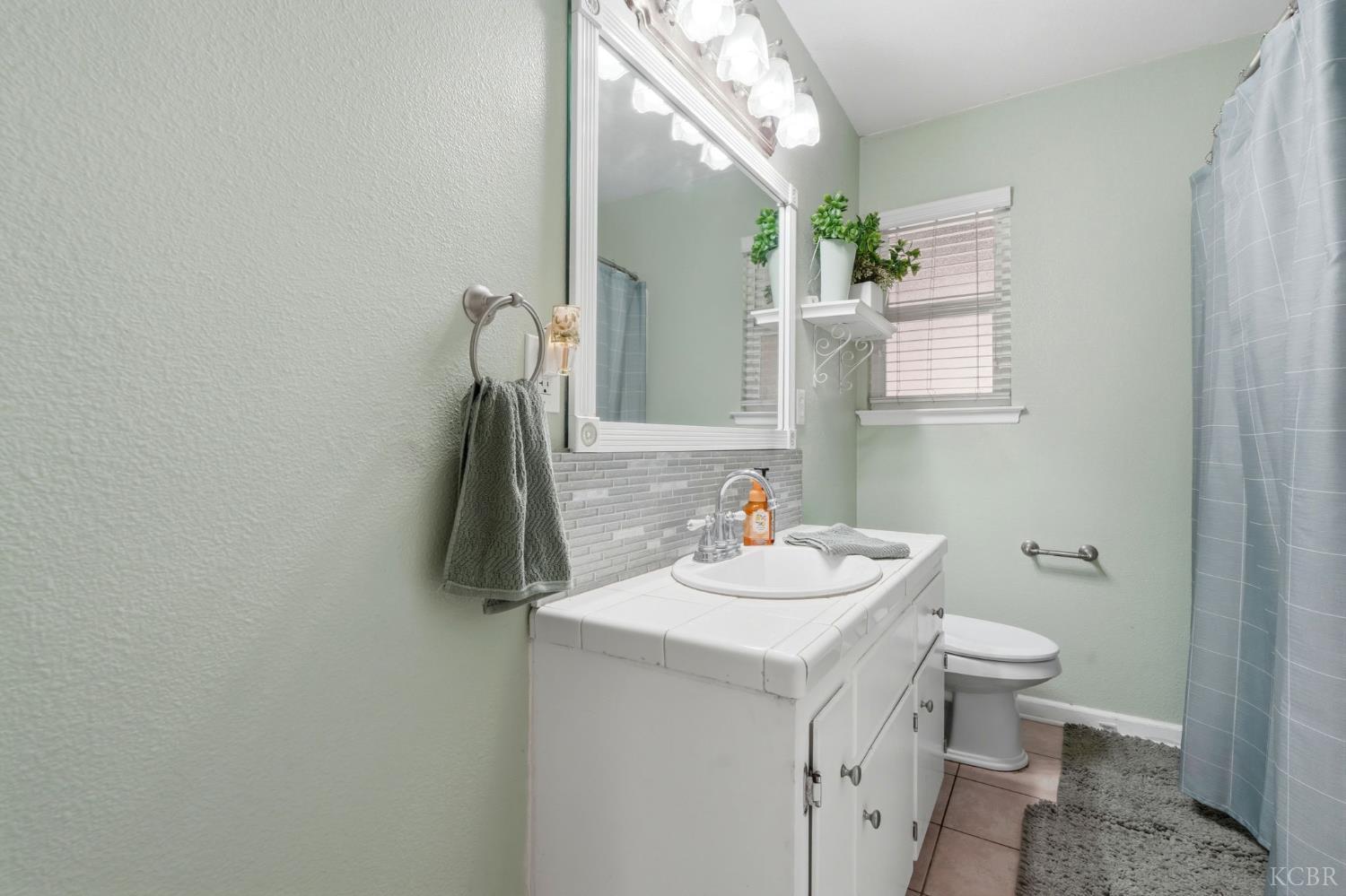 975 Salem Dr, Hanford, CA 93230