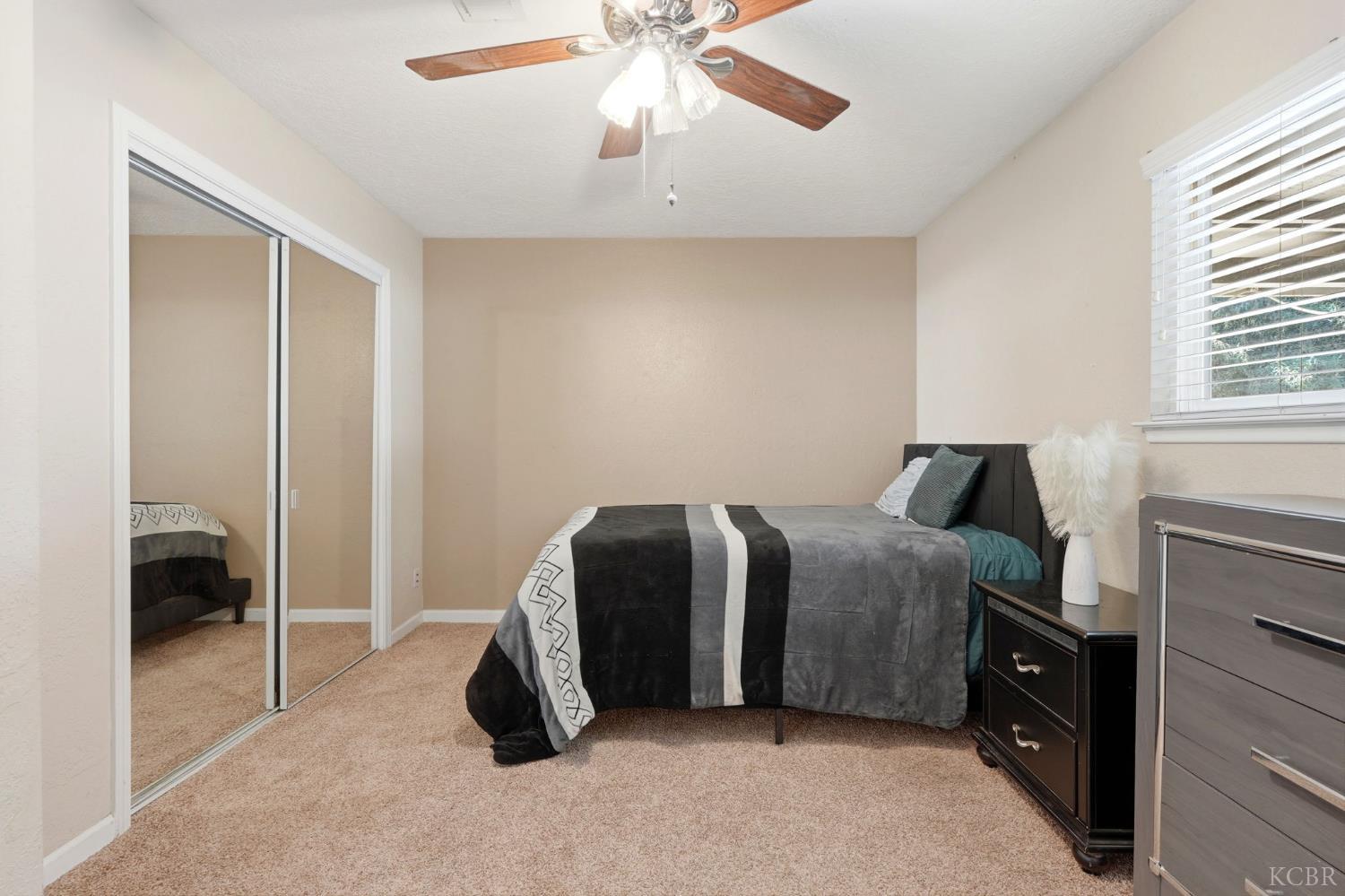 975 Salem Dr, Hanford, CA 93230