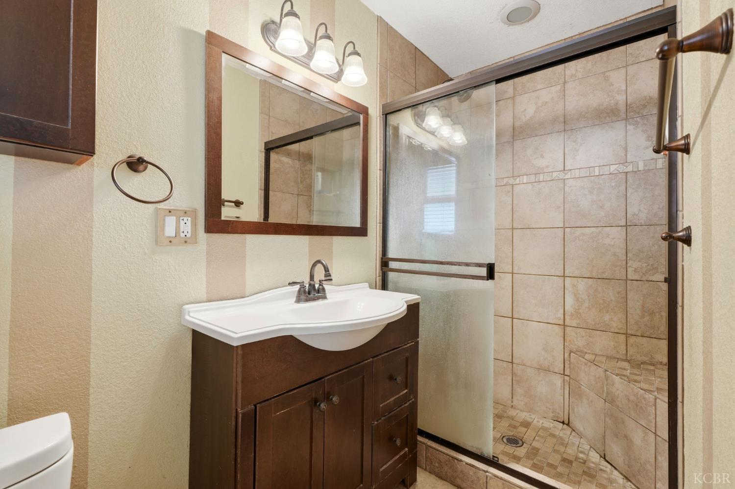 975 Salem Dr, Hanford, CA 93230