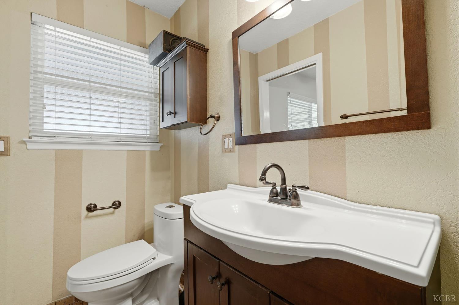 975 Salem Dr, Hanford, CA 93230