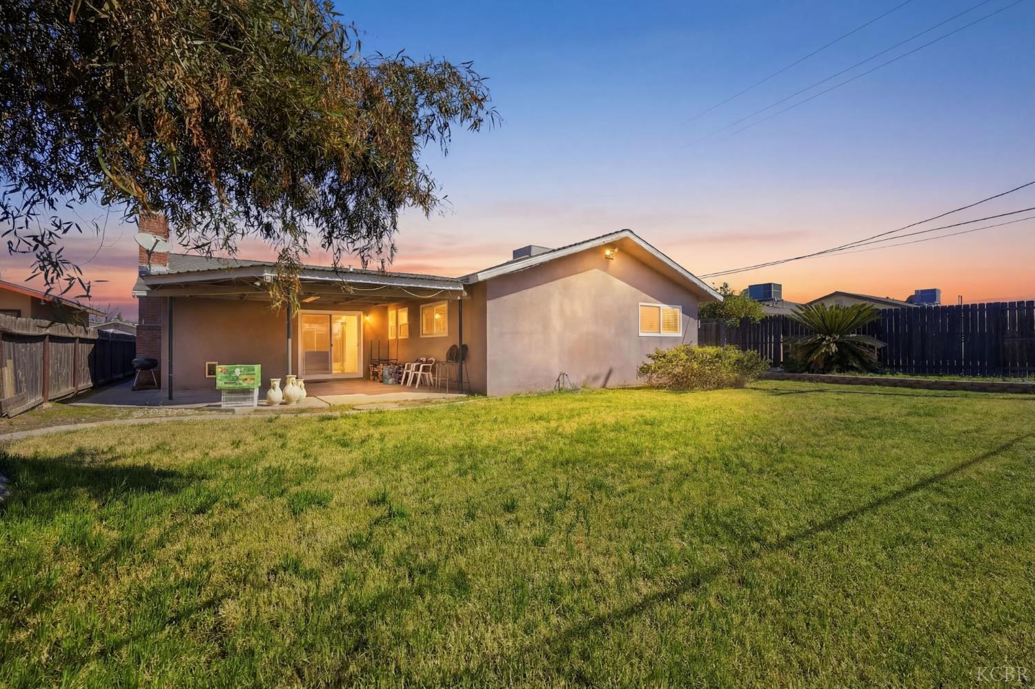 975 Salem Dr, Hanford, CA 93230