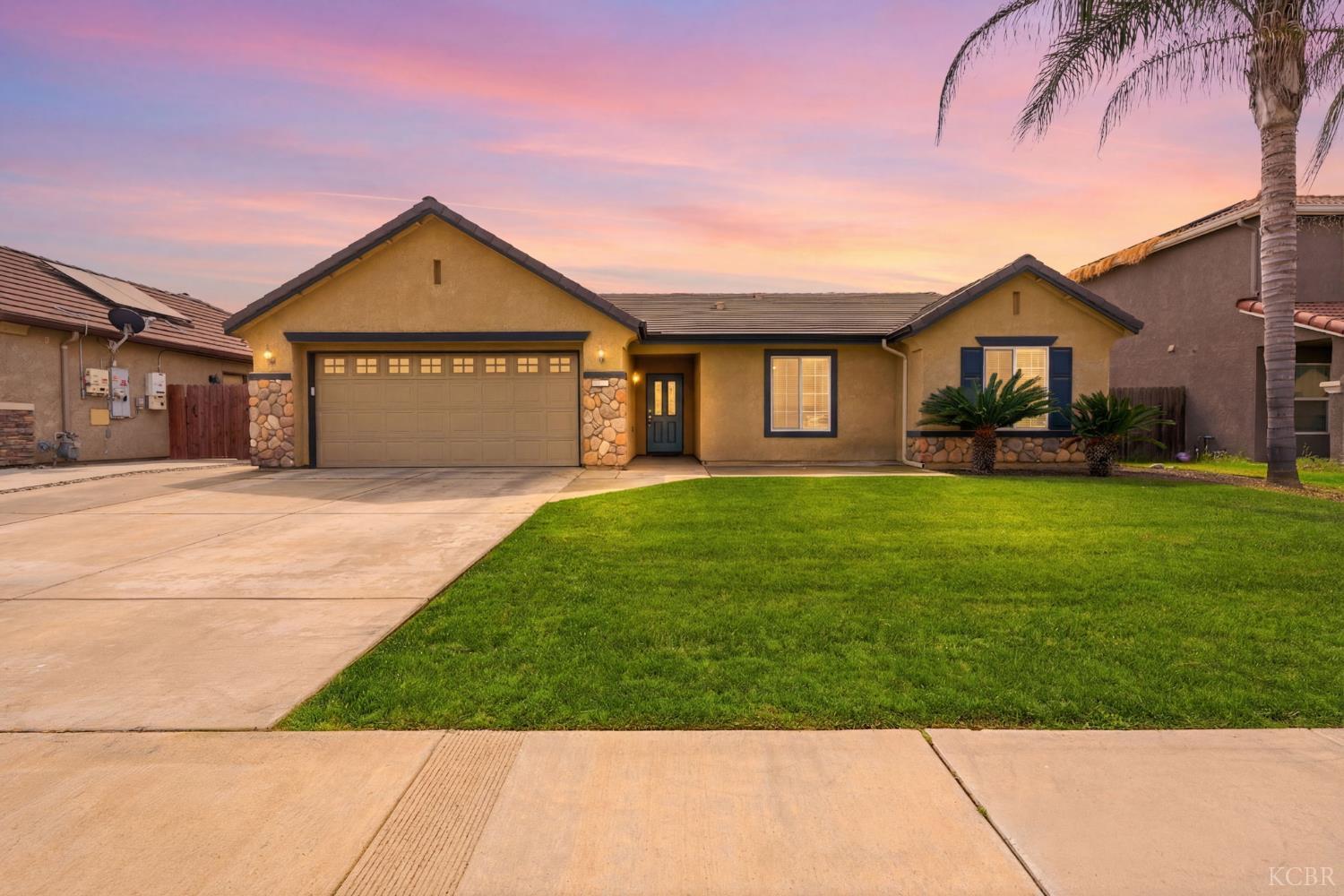 1059 W Ambassador Dr, Hanford, CA 93230