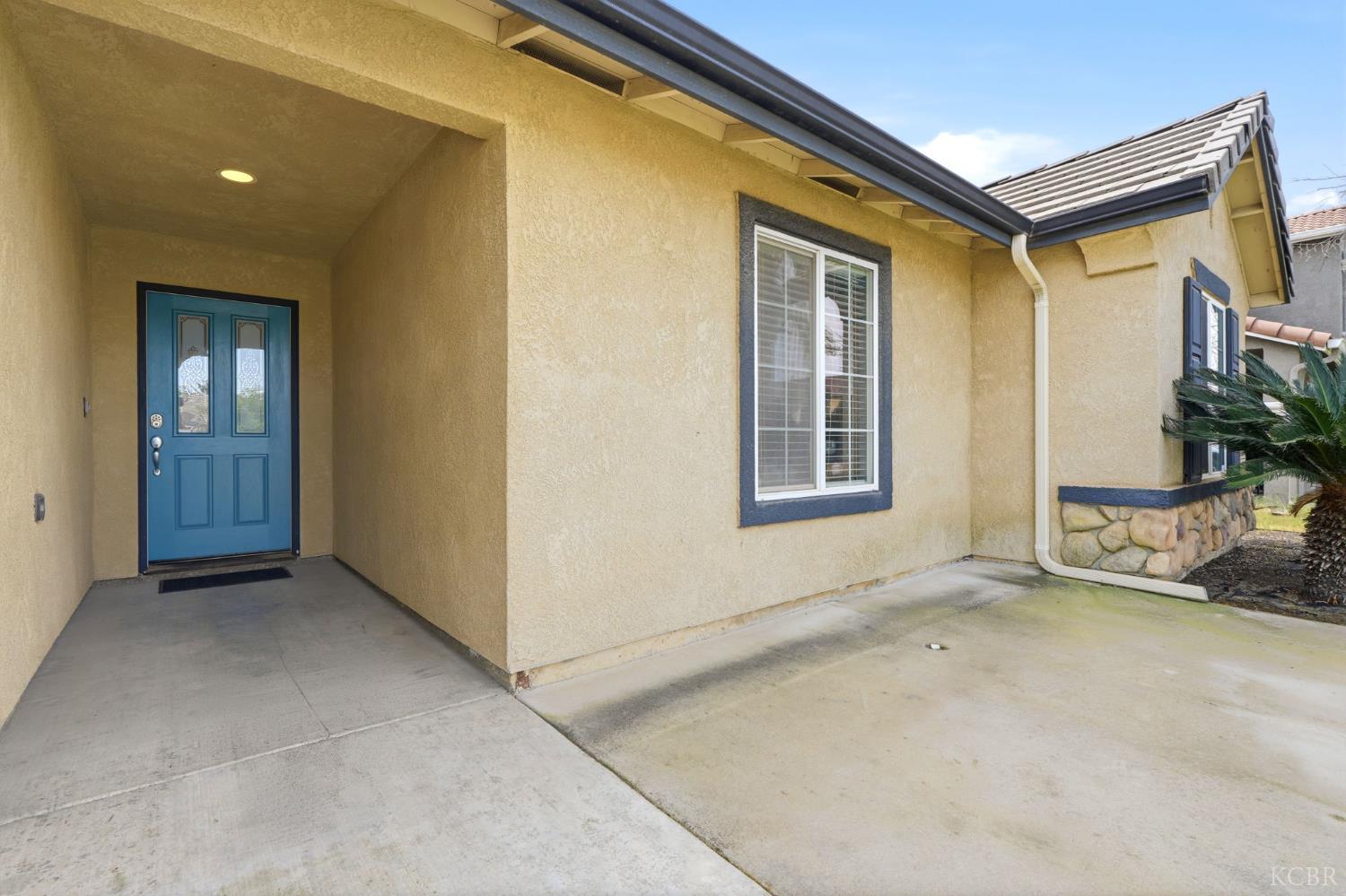 1059 W Ambassador Dr, Hanford, CA 93230