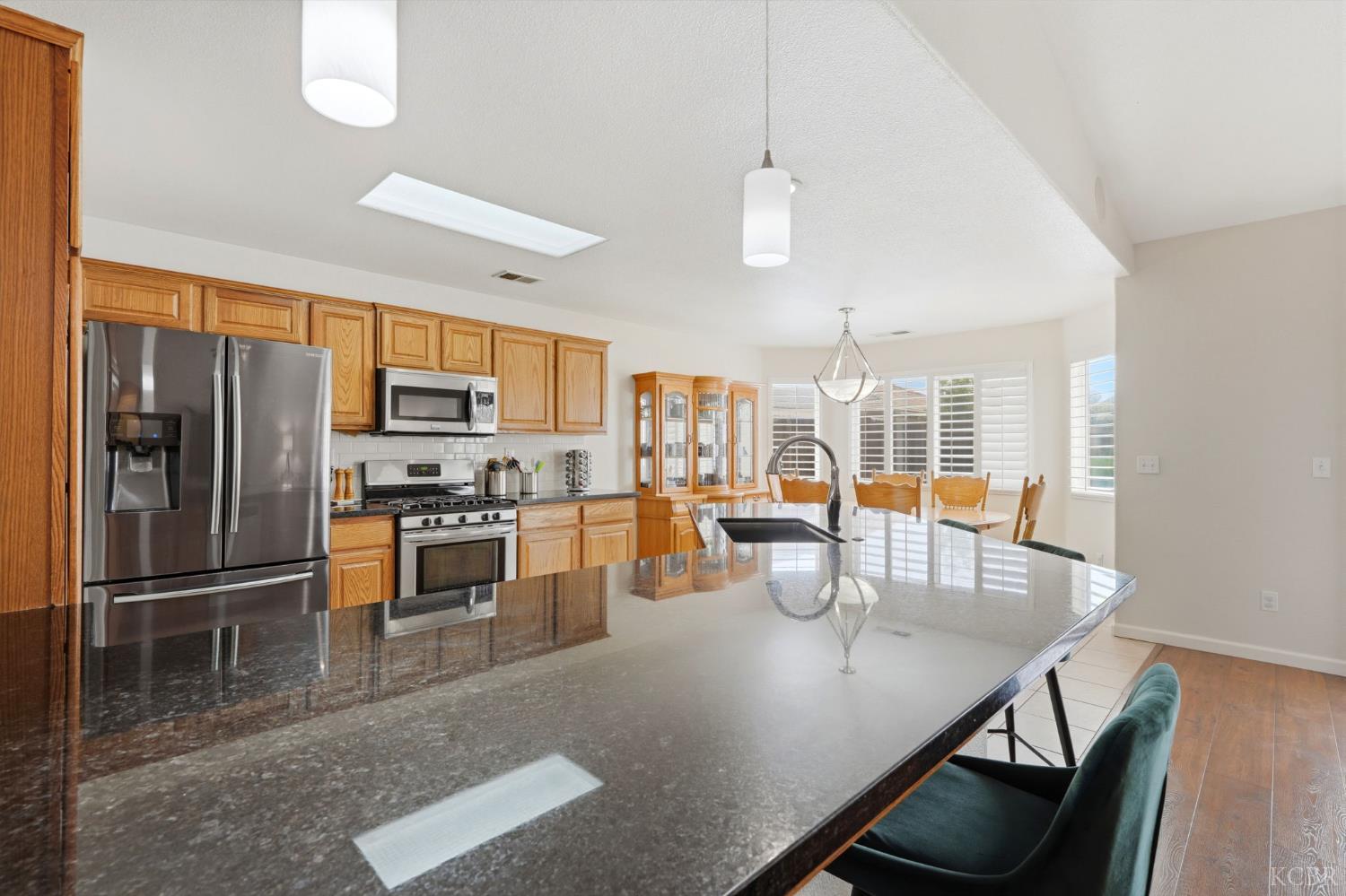 1059 W Ambassador Dr, Hanford, CA 93230