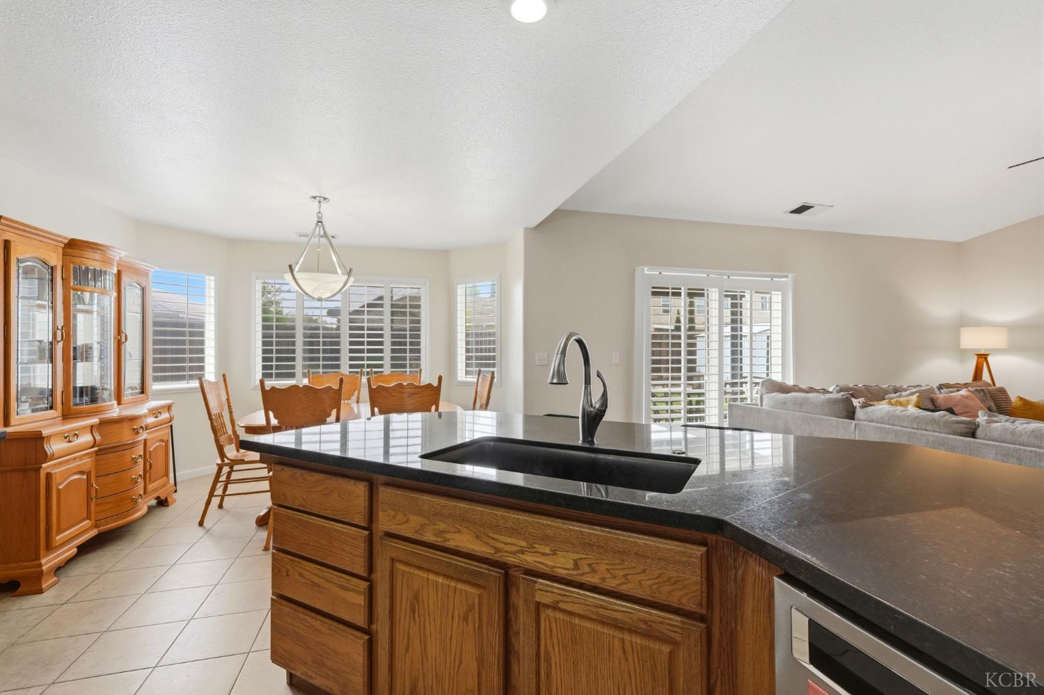 1059 W Ambassador Dr, Hanford, CA 93230