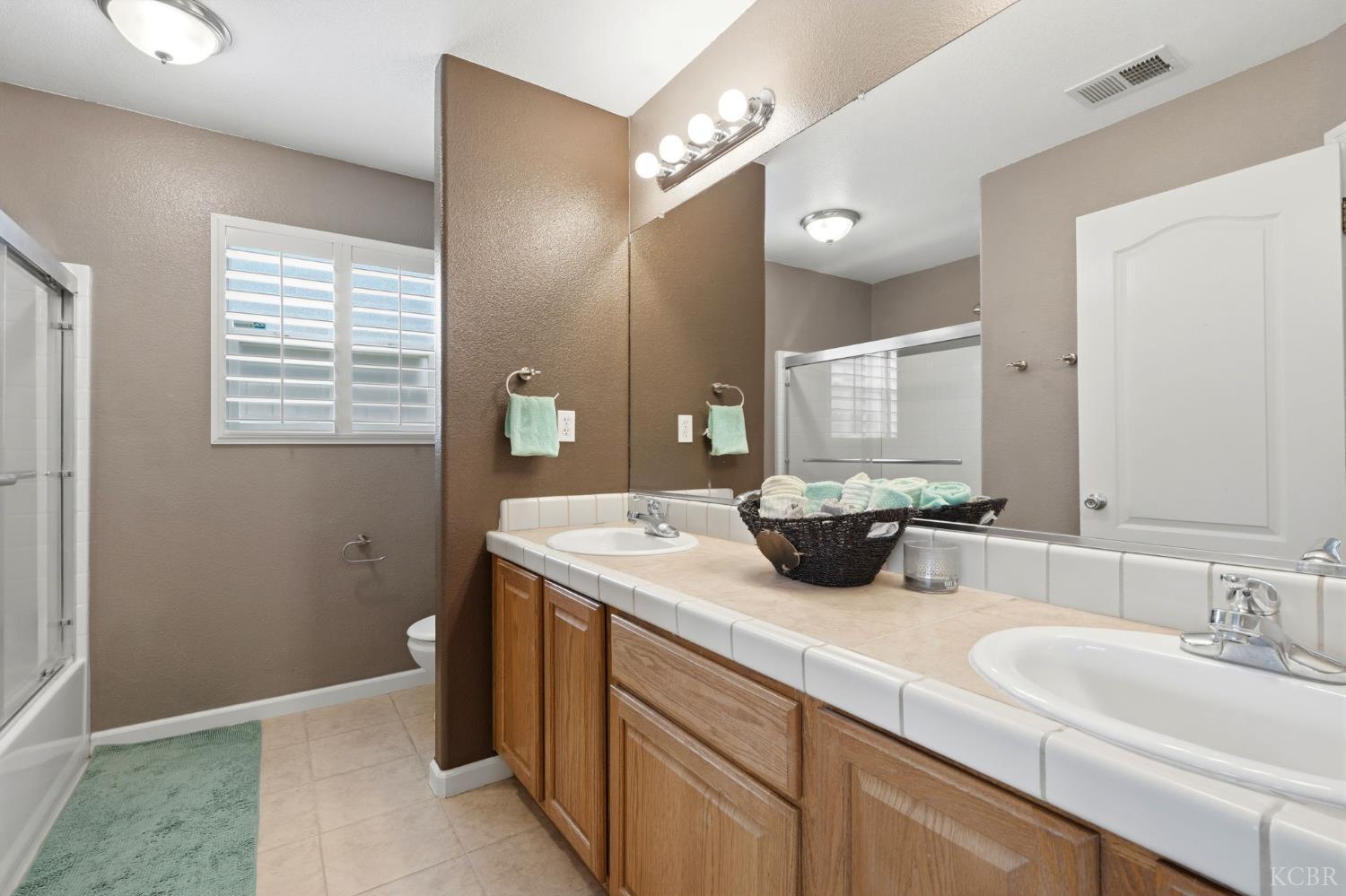 1059 W Ambassador Dr, Hanford, CA 93230