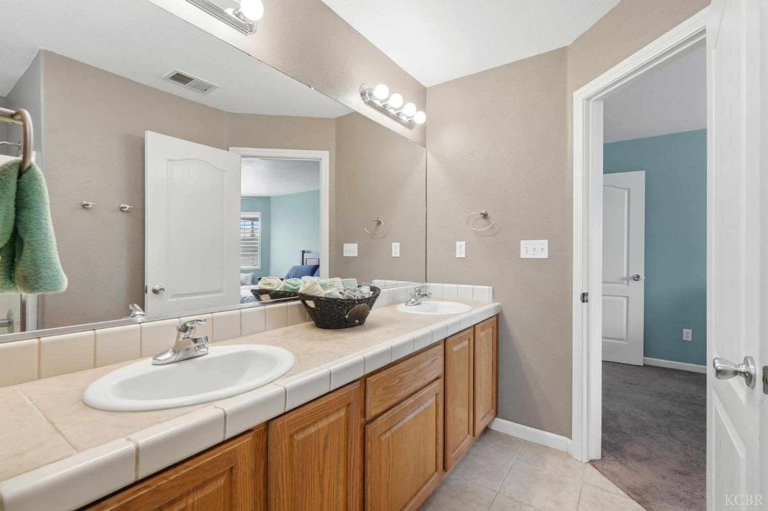 1059 W Ambassador Dr, Hanford, CA 93230