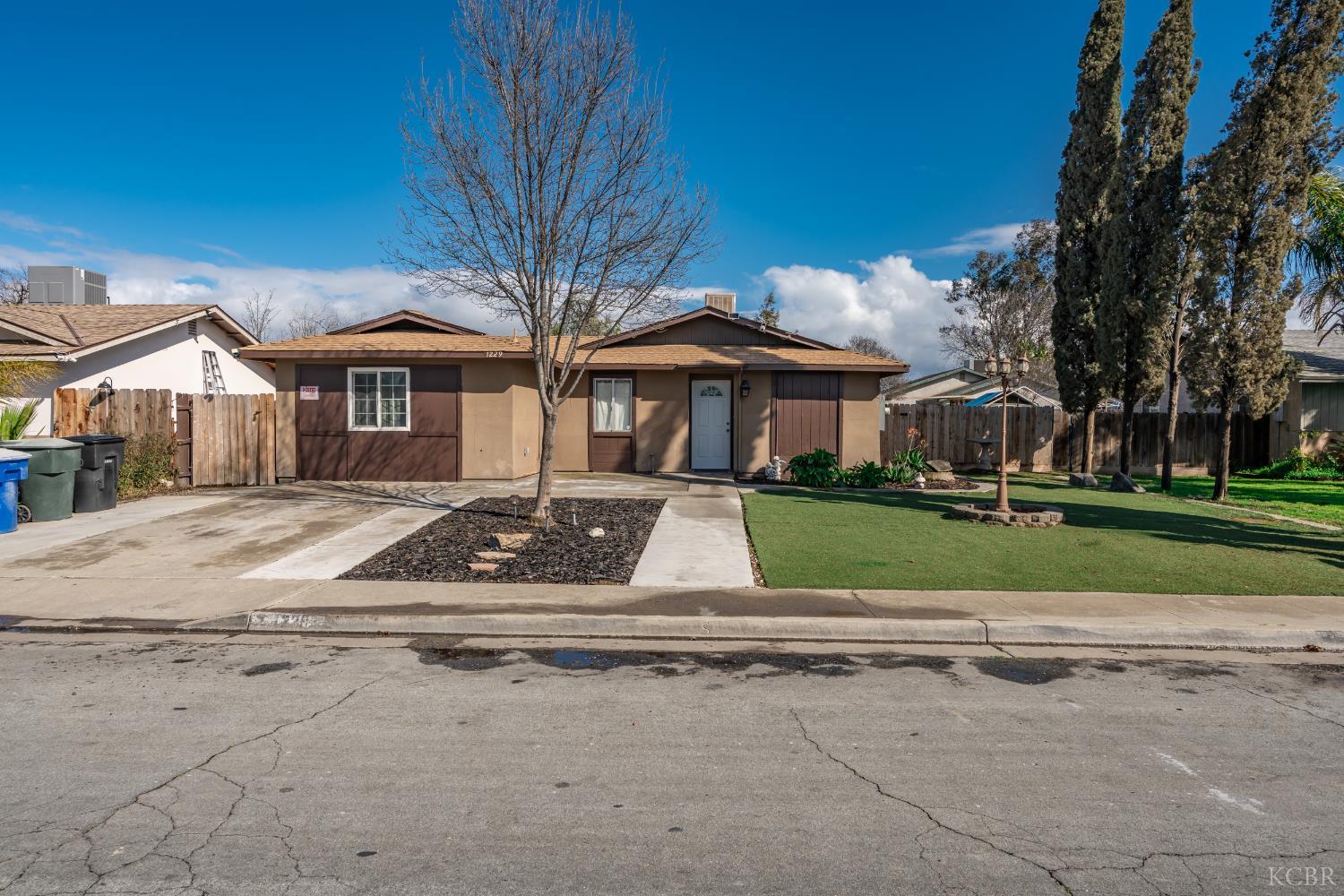 1229 S Anacapa Ave, Hanford, CA 93230