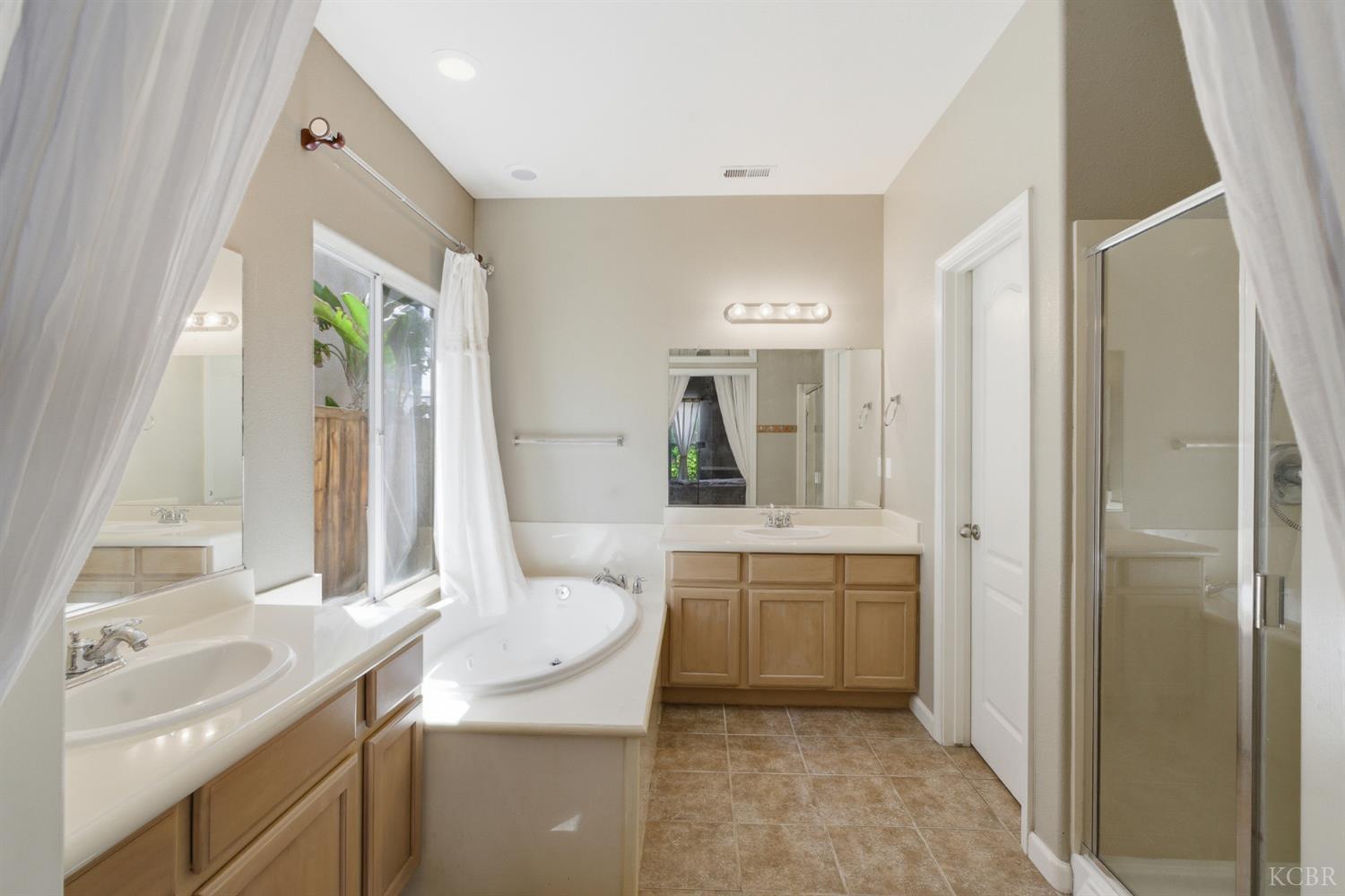 1588 Muscat Pl, Hanford, CA 93230