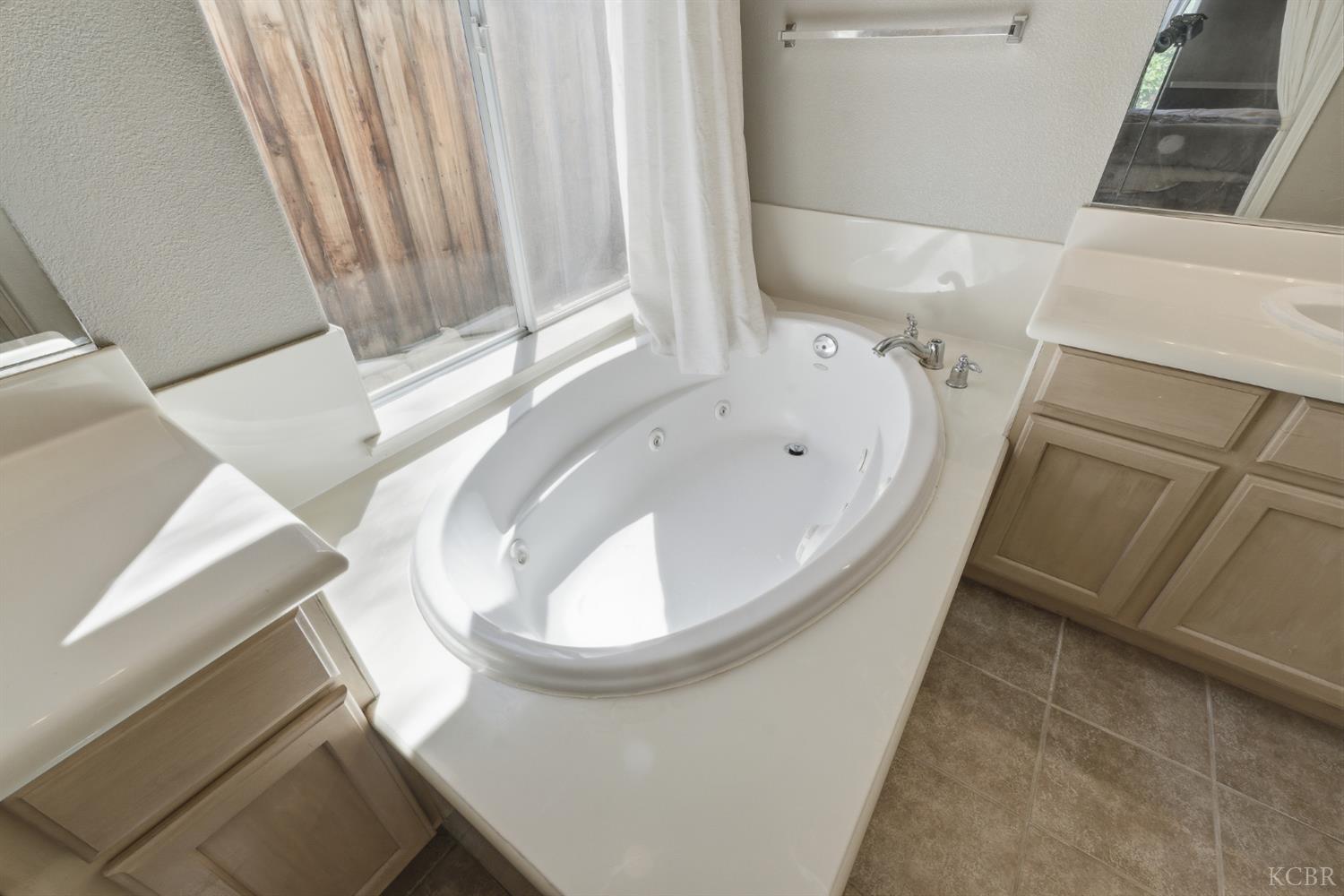 1588 Muscat Pl, Hanford, CA 93230