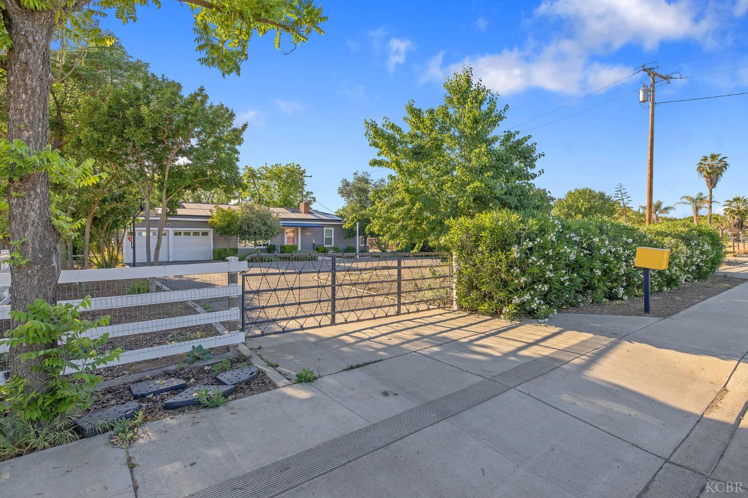 8518 12th Ave, Hanford, CA 93230