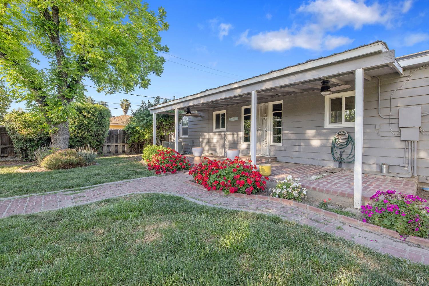 8518 12th Ave, Hanford, CA 93230