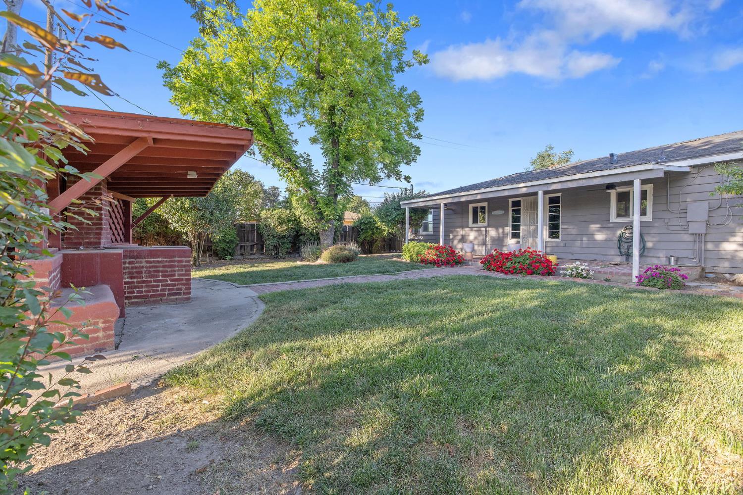 8518 12th Ave, Hanford, CA 93230