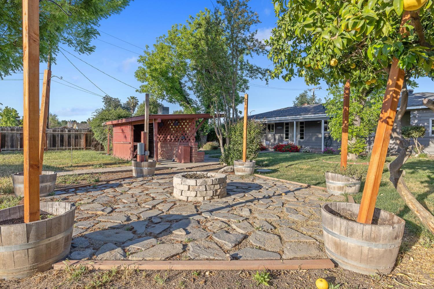 8518 12th Ave, Hanford, CA 93230