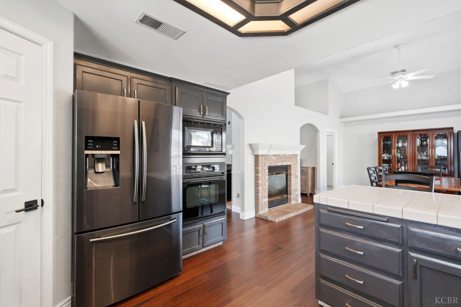 859 W Julia Way, Hanford, CA 93230