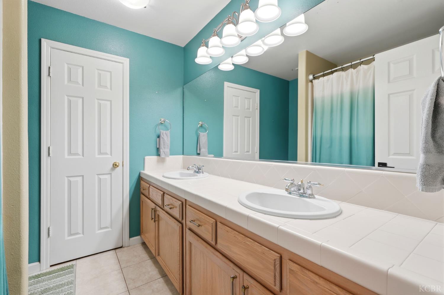 859 W Julia Way, Hanford, CA 93230