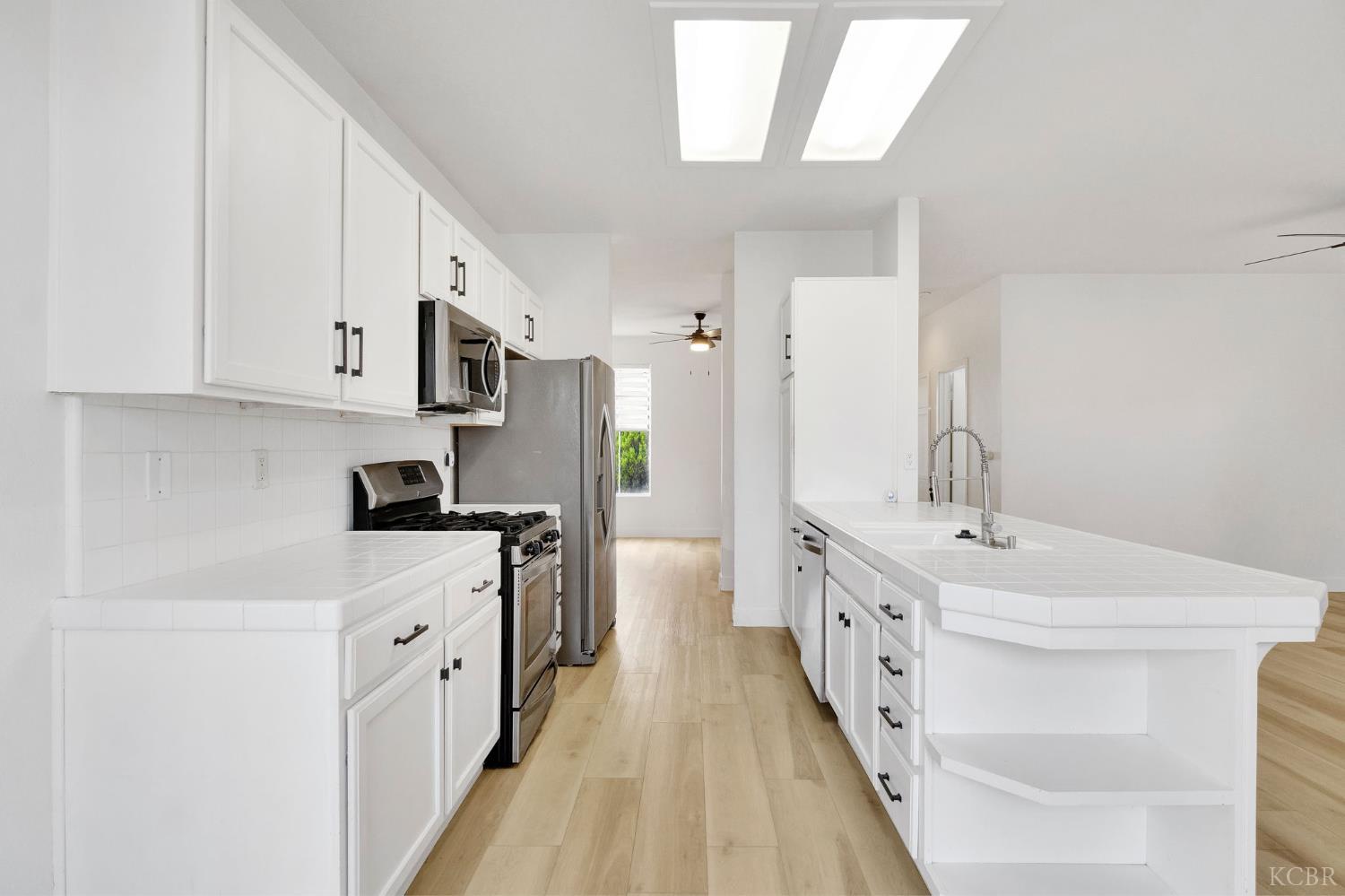 1036 W Northstar Dr, Hanford, CA 93230