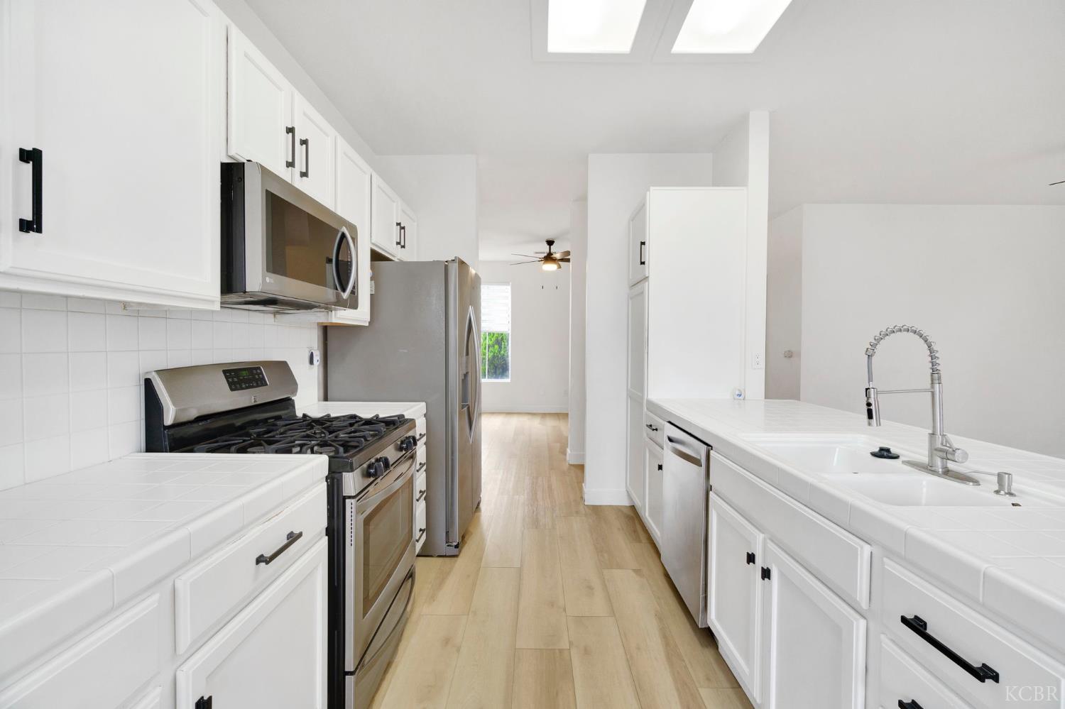 1036 W Northstar Dr, Hanford, CA 93230