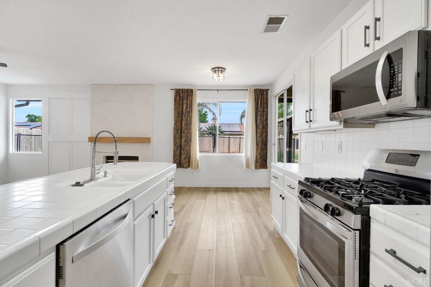 1036 W Northstar Dr, Hanford, CA 93230