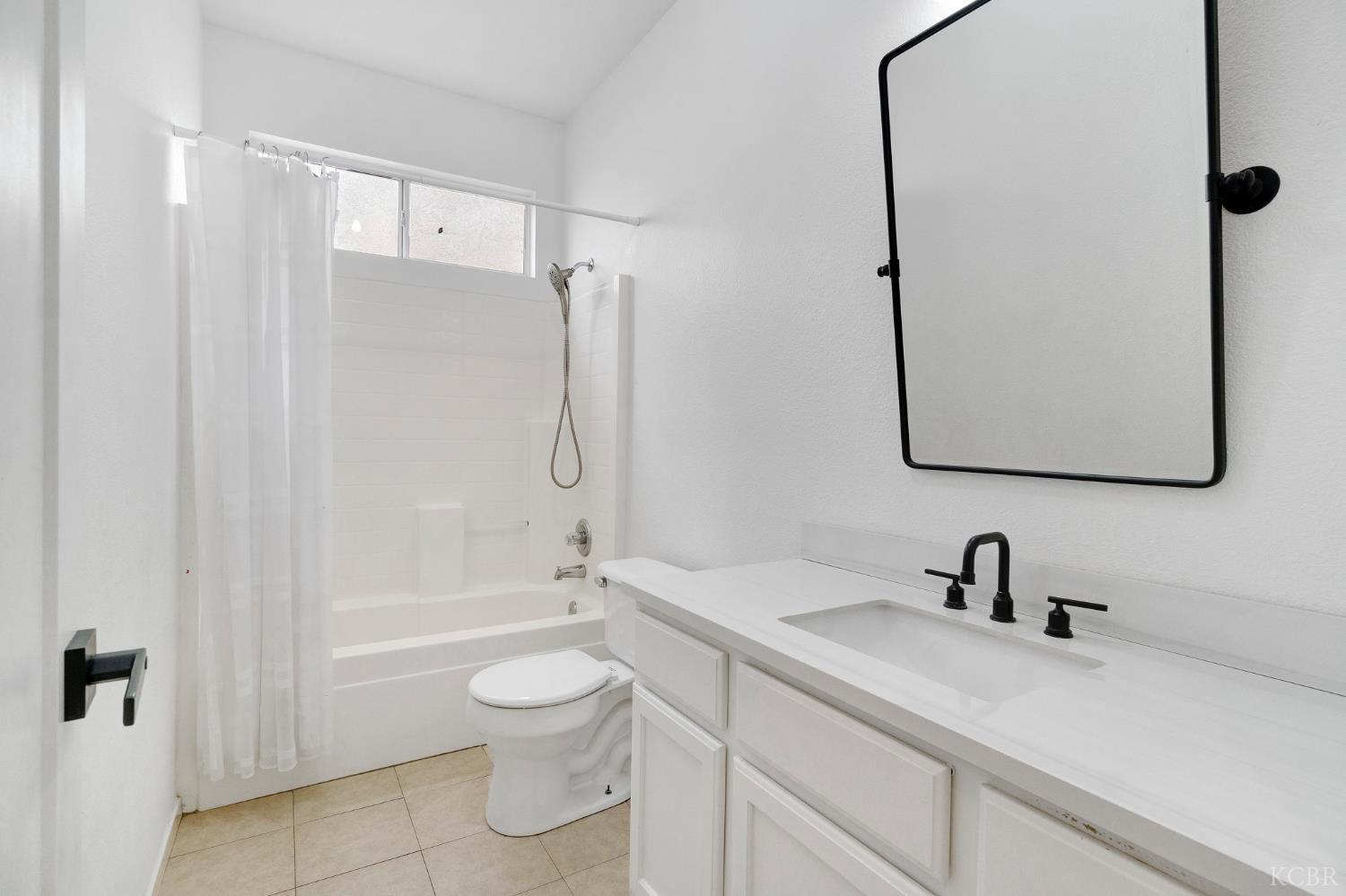 1036 W Northstar Dr, Hanford, CA 93230