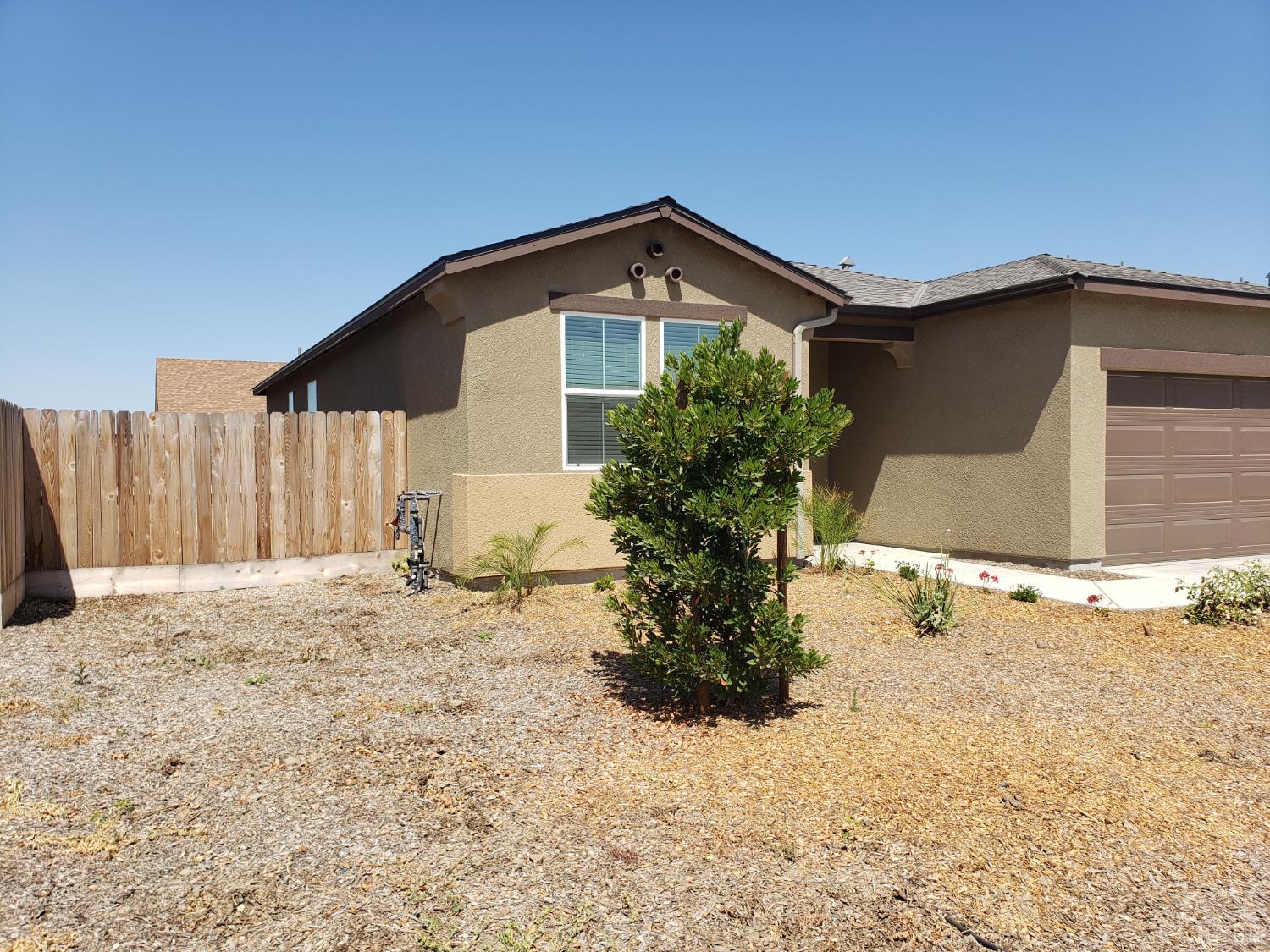 1432 Edgewood Dr, Hanford, CA 93230