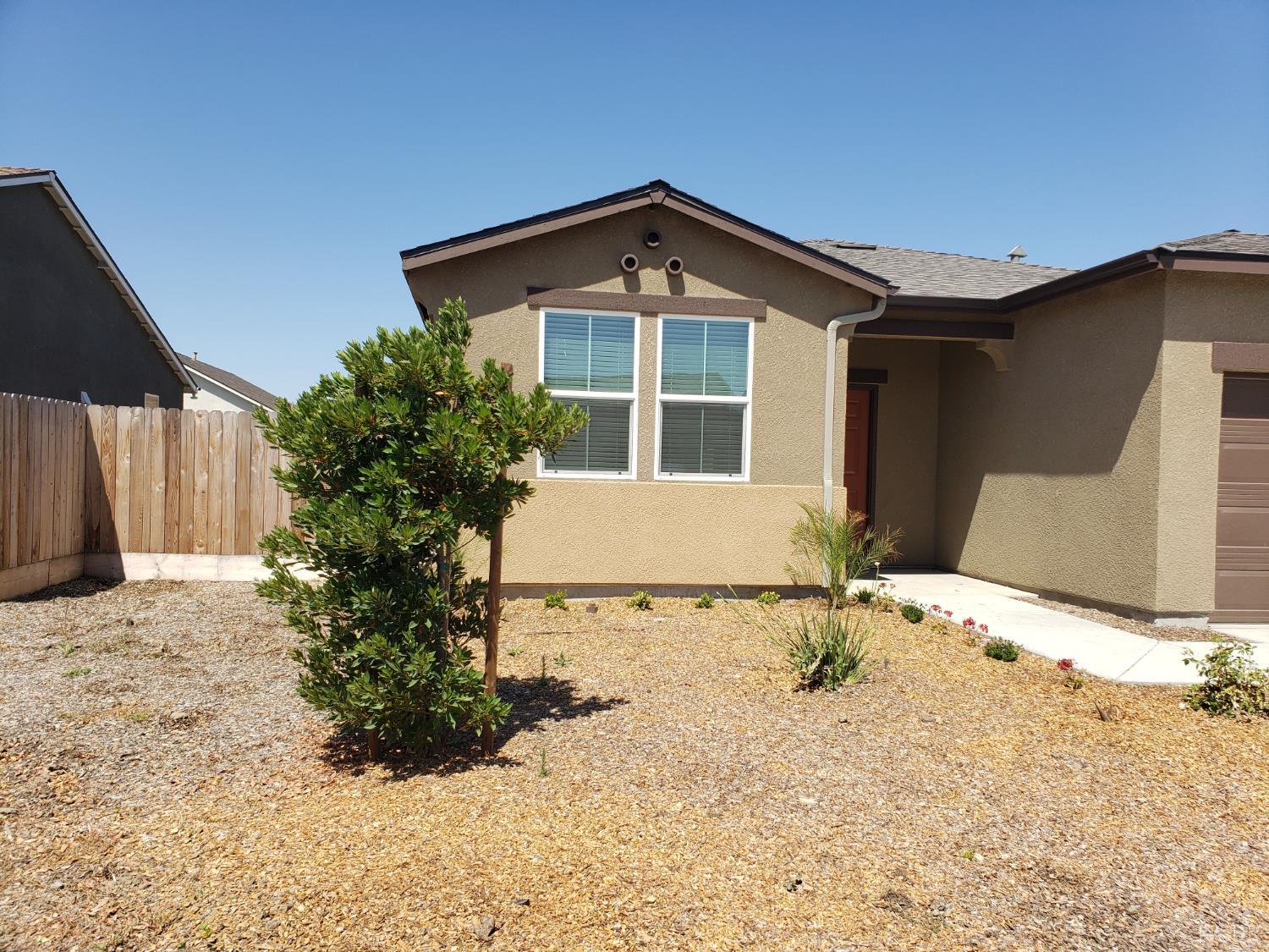 1432 Edgewood Dr, Hanford, CA 93230