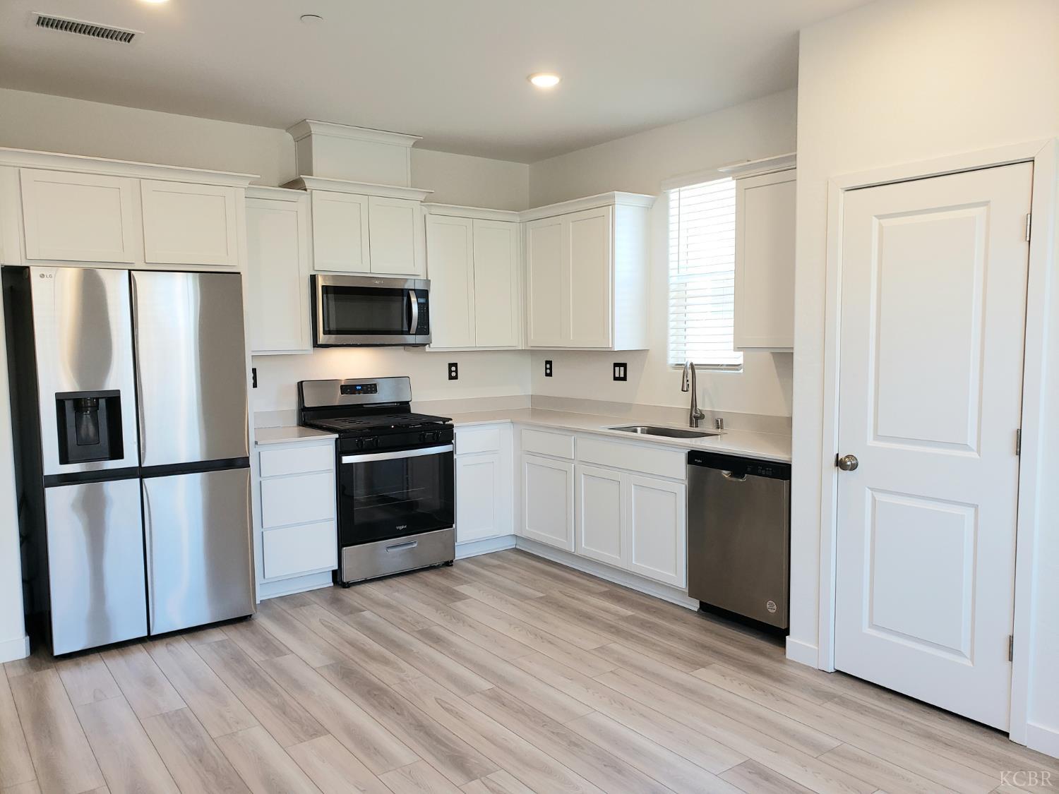 1432 Edgewood Dr, Hanford, CA 93230