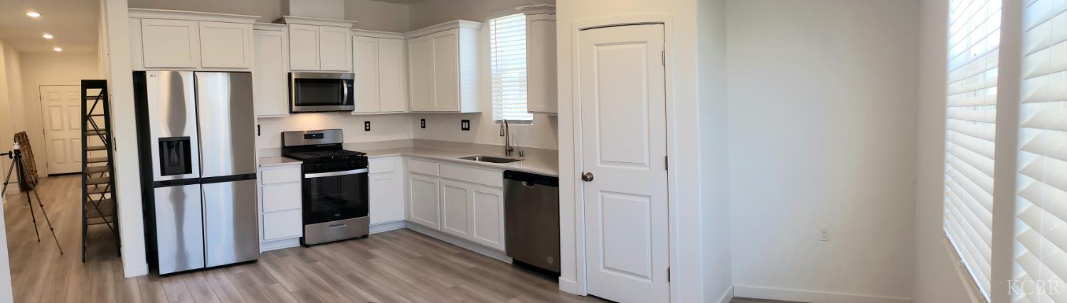 1432 Edgewood Dr, Hanford, CA 93230