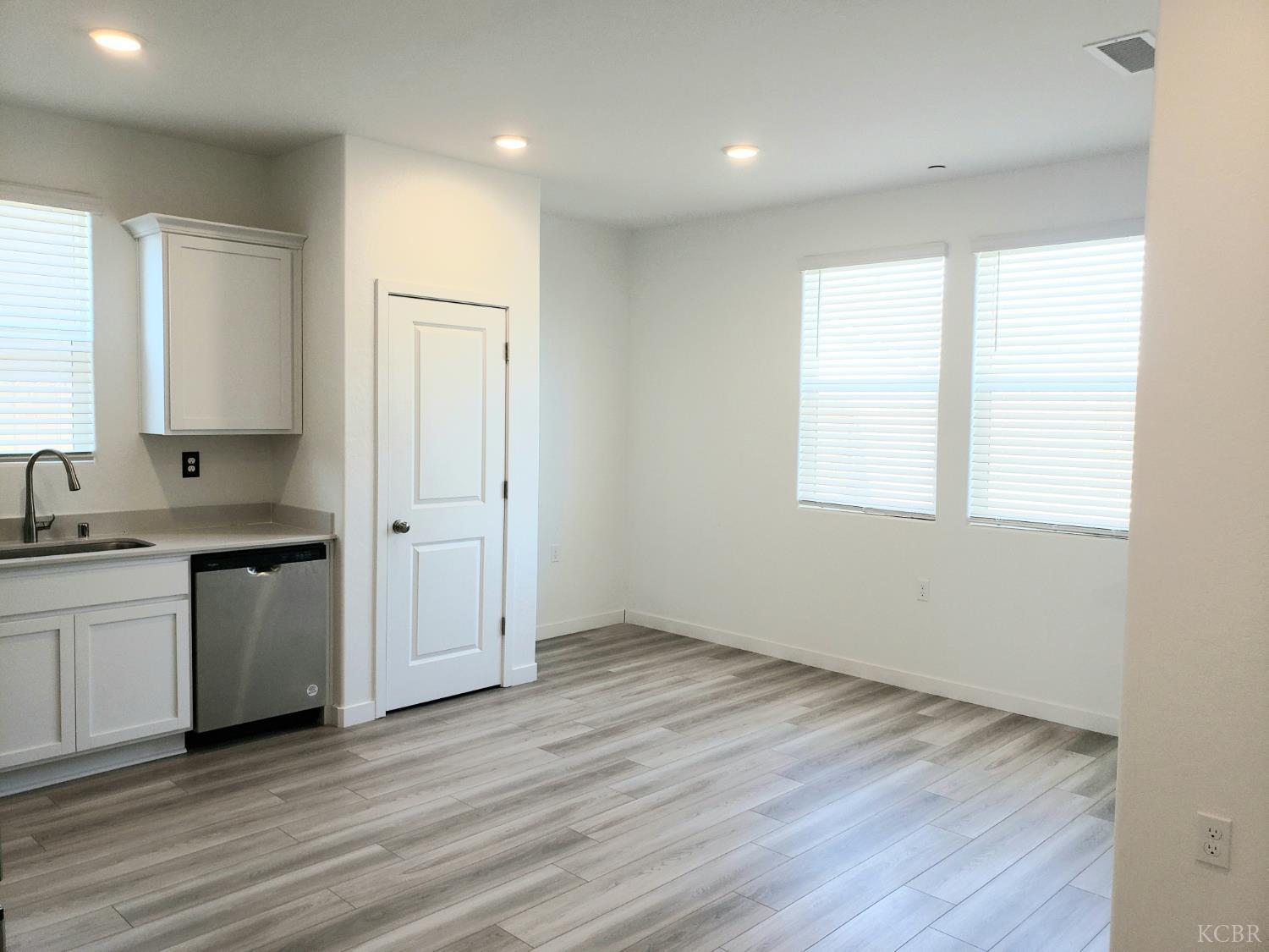 1432 Edgewood Dr, Hanford, CA 93230