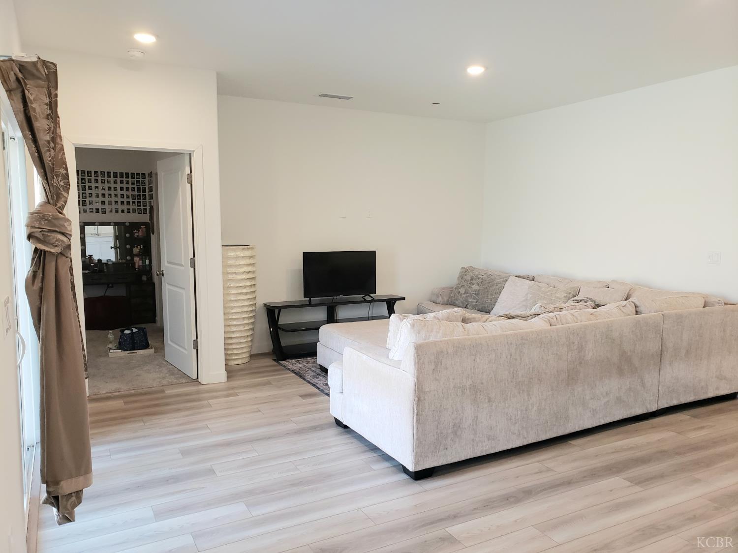 1432 Edgewood Dr, Hanford, CA 93230