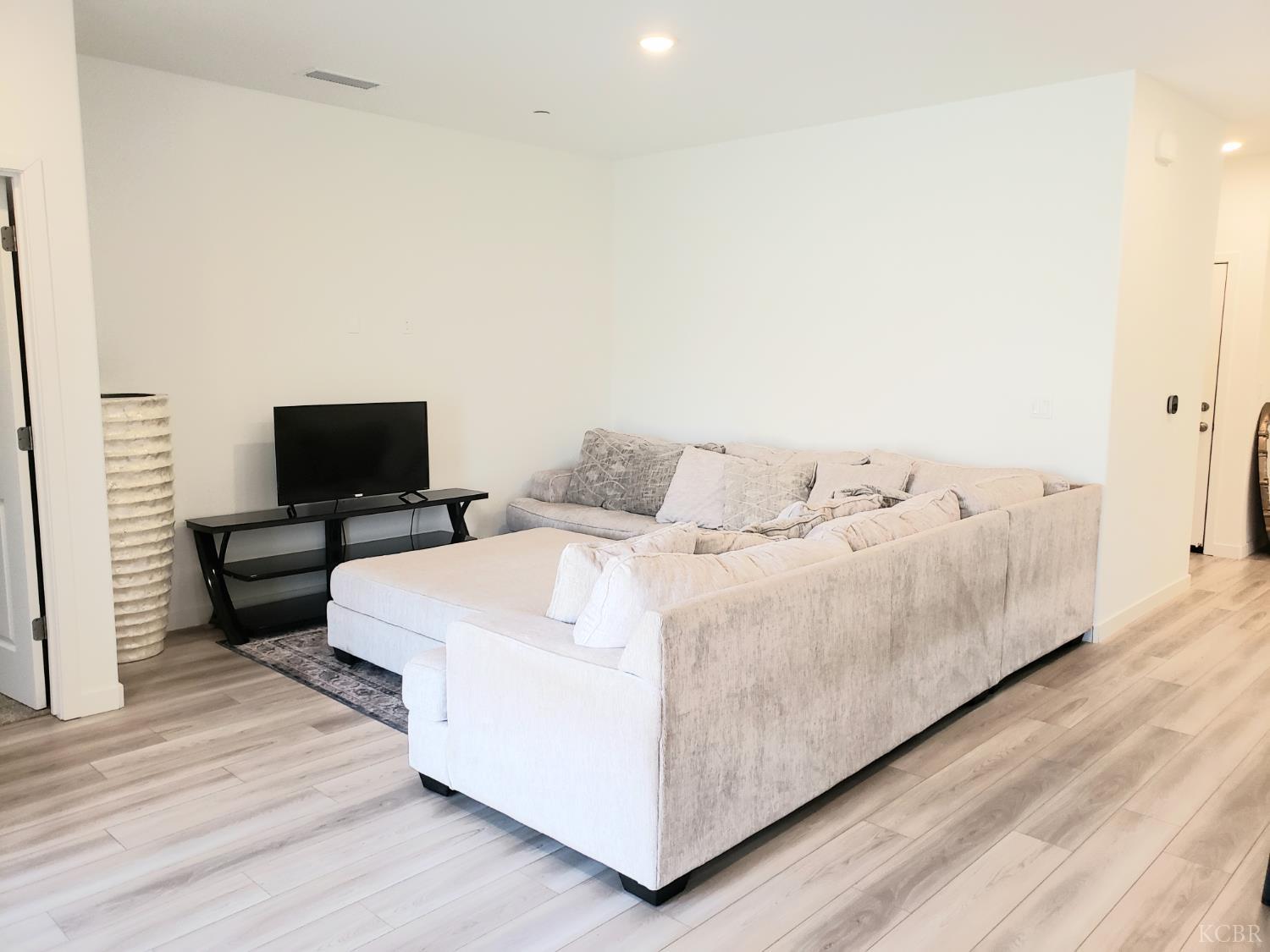 1432 Edgewood Dr, Hanford, CA 93230