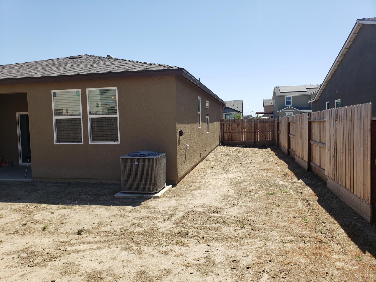 1432 Edgewood Dr, Hanford, CA 93230