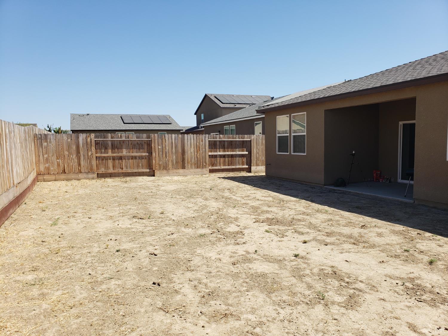 1432 Edgewood Dr, Hanford, CA 93230