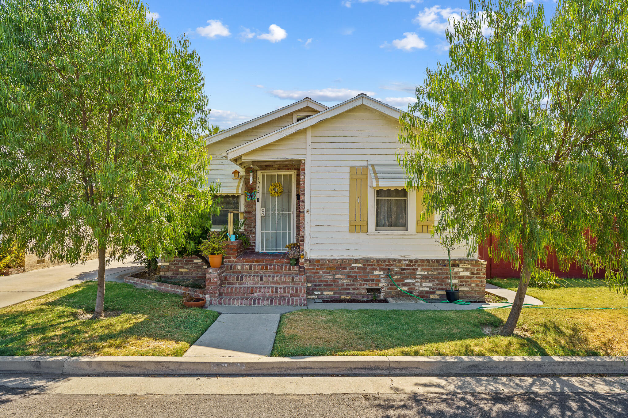 1313 N East St, Hanford, CA 93230