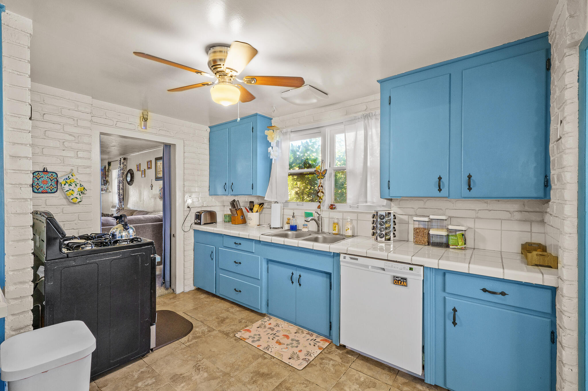 1313 N East St, Hanford, CA 93230