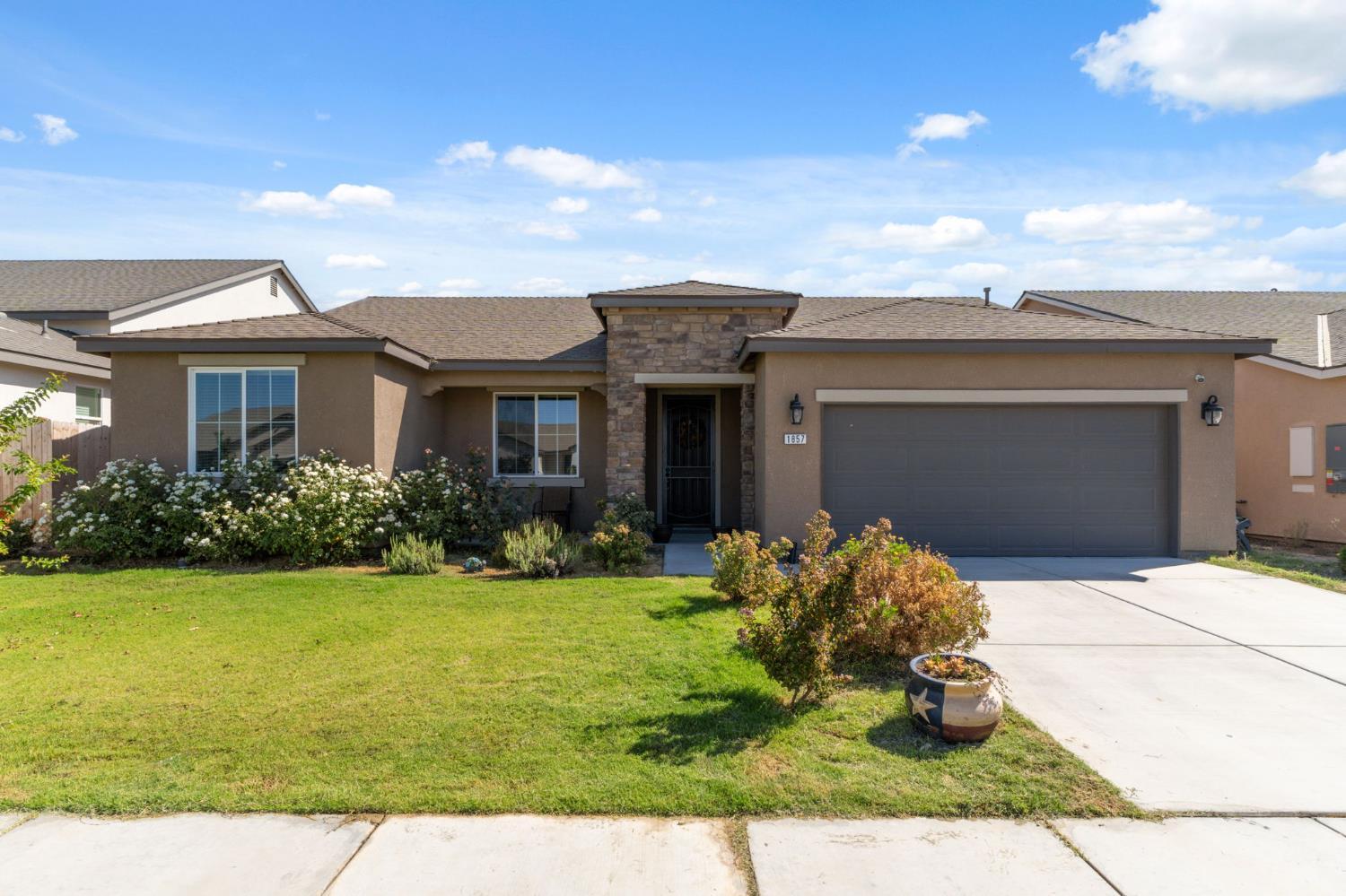 1857 S Red Rock Dr, Hanford, CA 93230