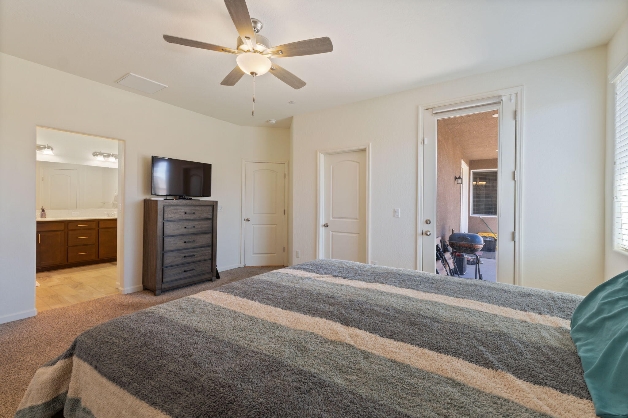 1857 S Red Rock Dr, Hanford, CA 93230