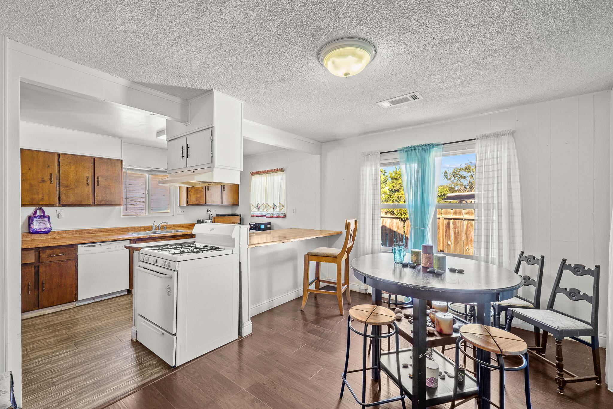 420 W Ivy St, Hanford, CA 93230