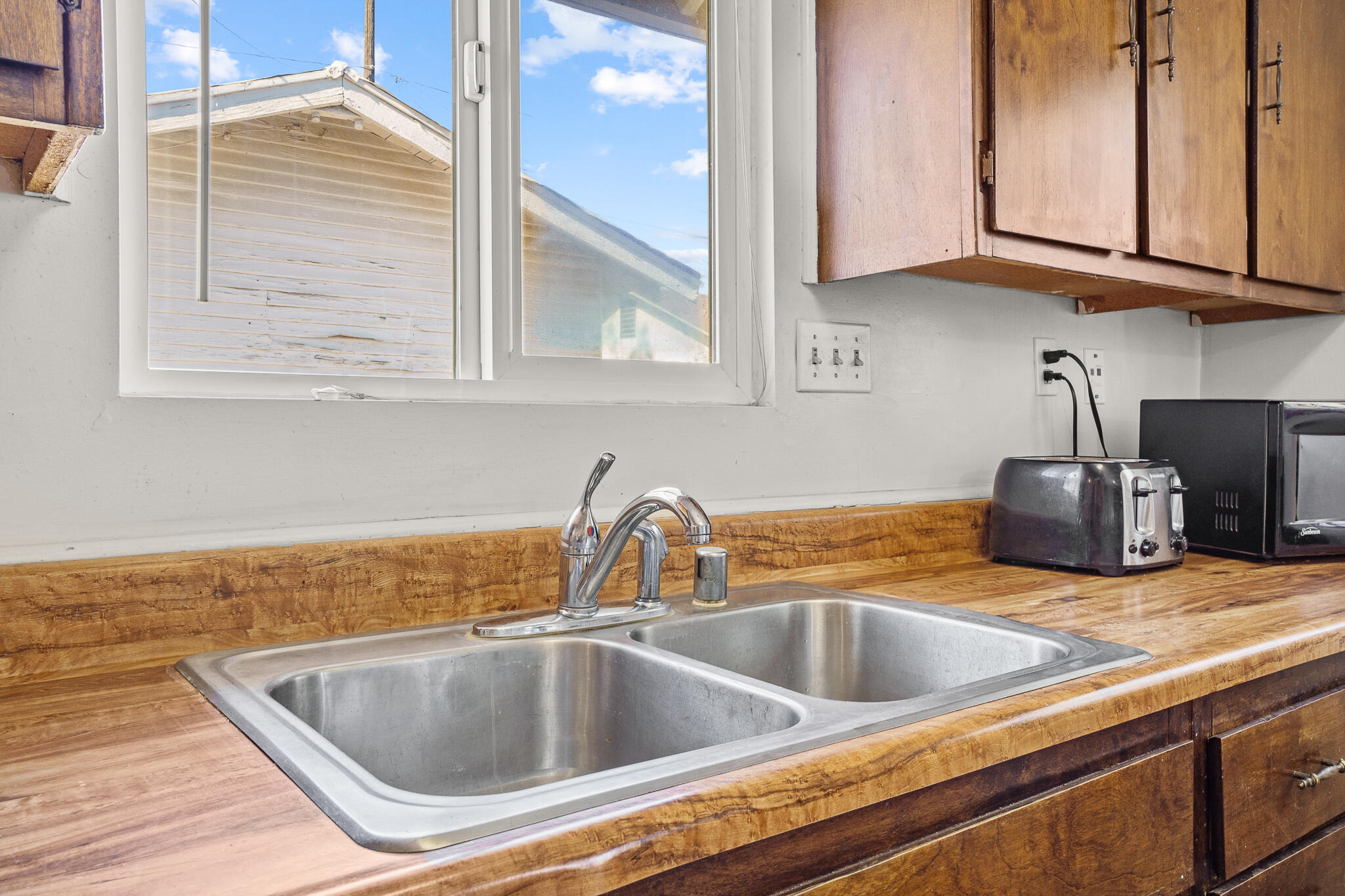 420 W Ivy St, Hanford, CA 93230