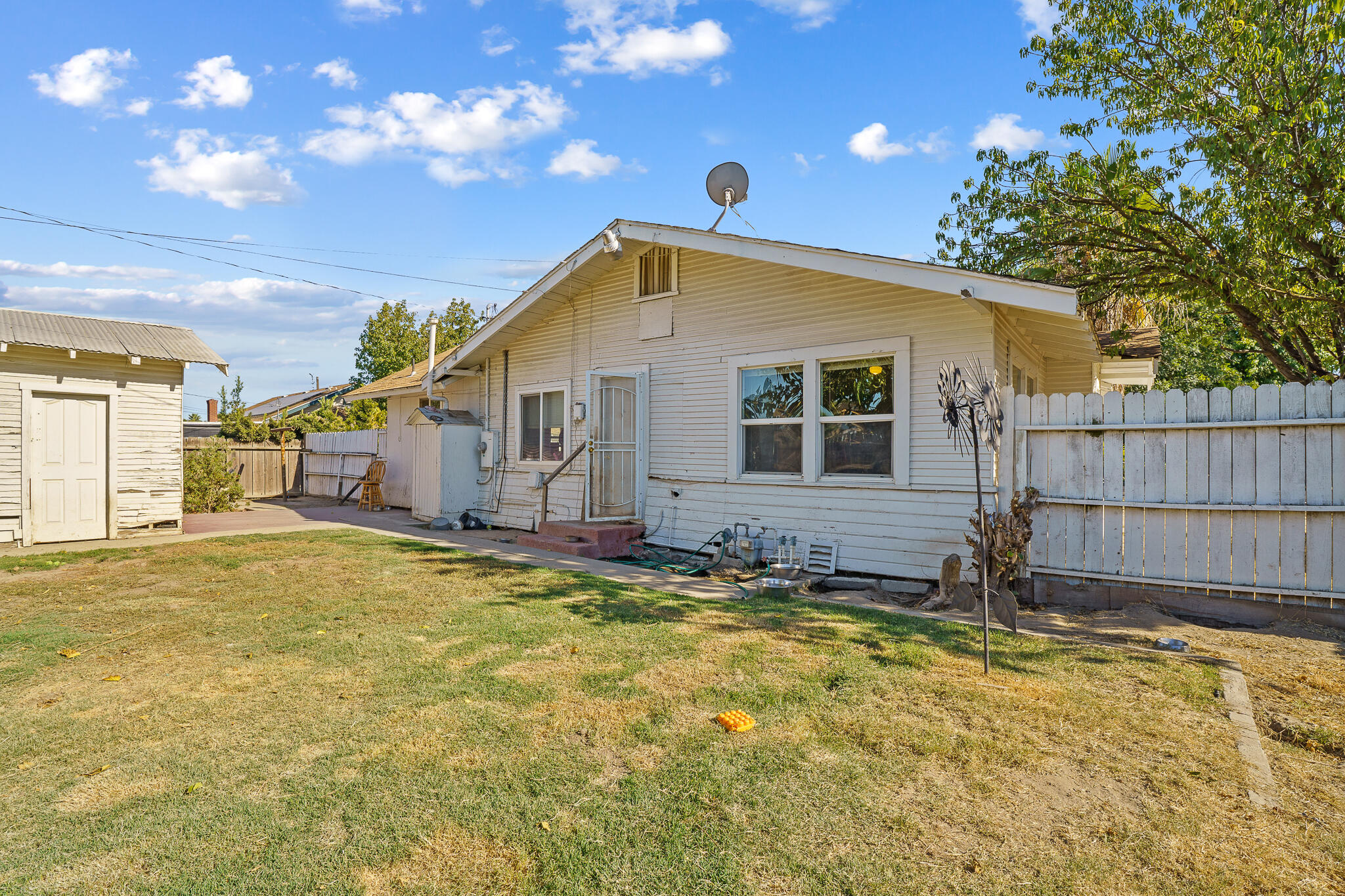 420 W Ivy St, Hanford, CA 93230