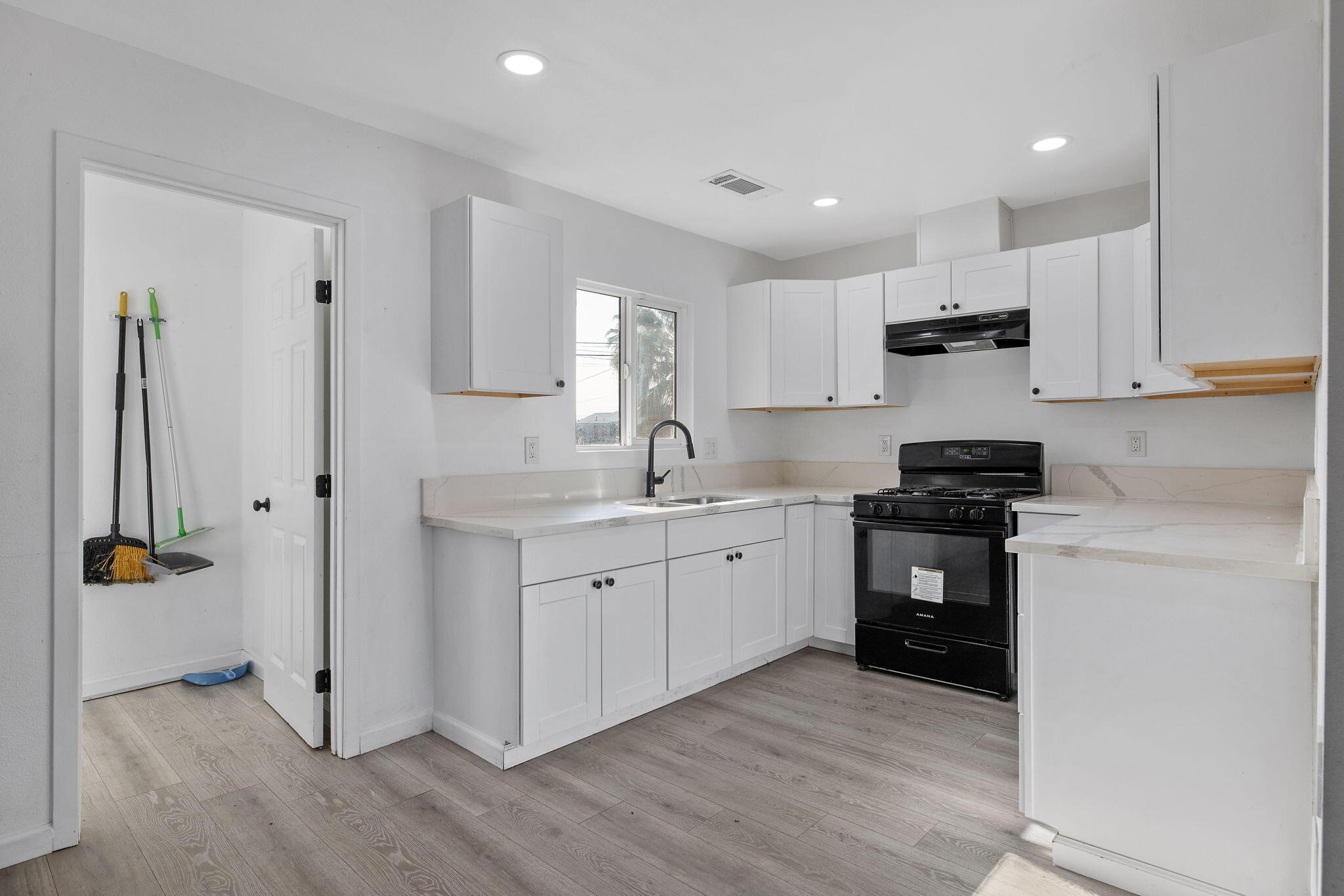 9665 Home Ave, Hanford, CA 93230