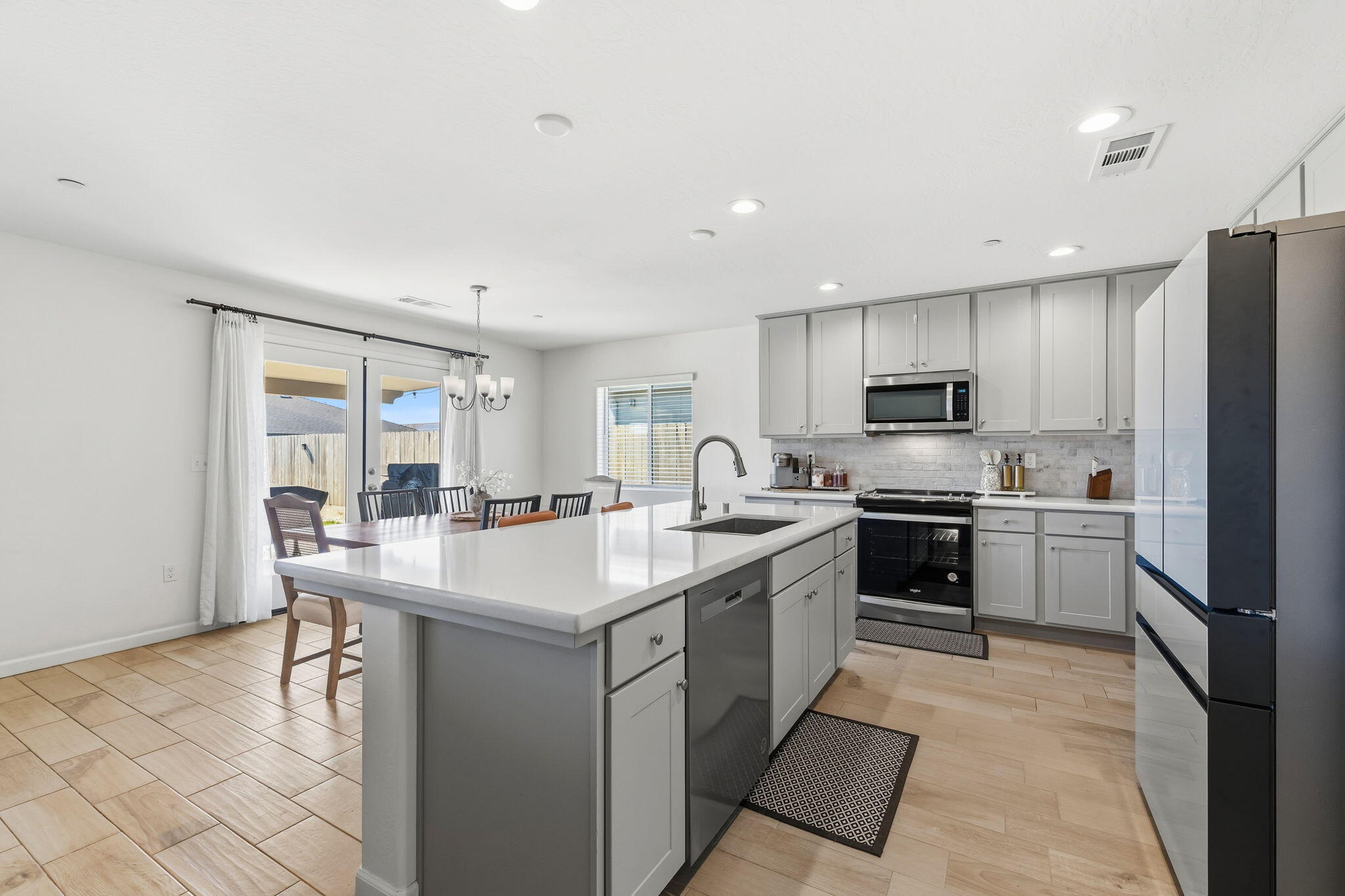 2131 W Ambassador Way, Hanford, CA 93230